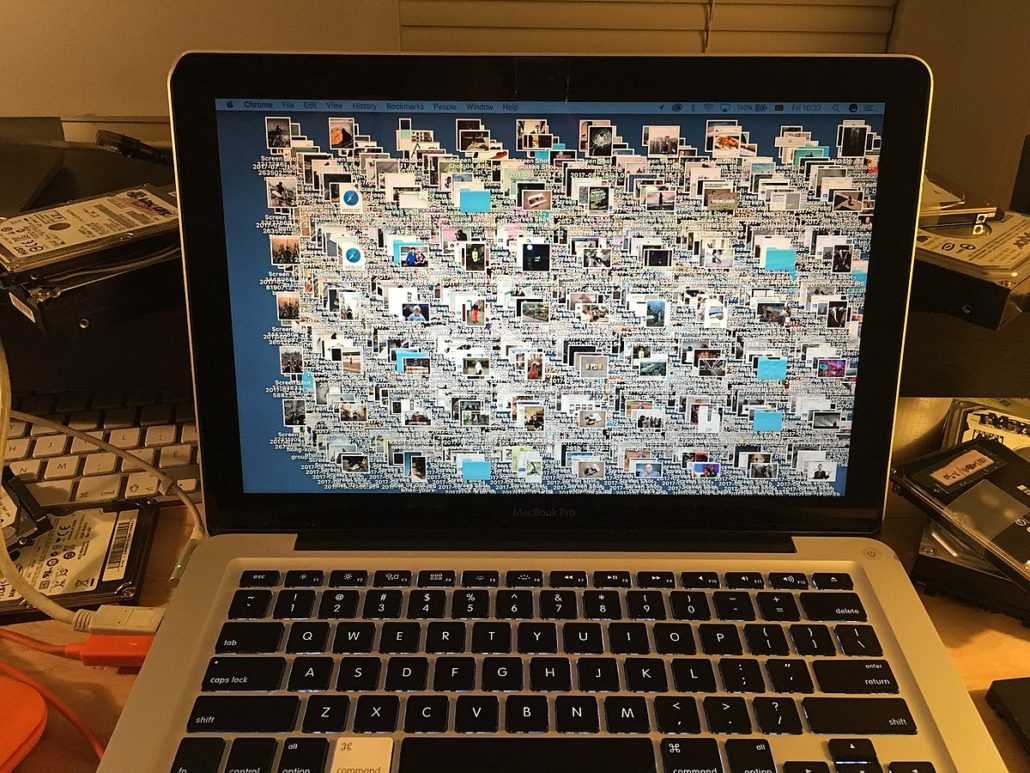 digital-hoarding-cluttered-desktop