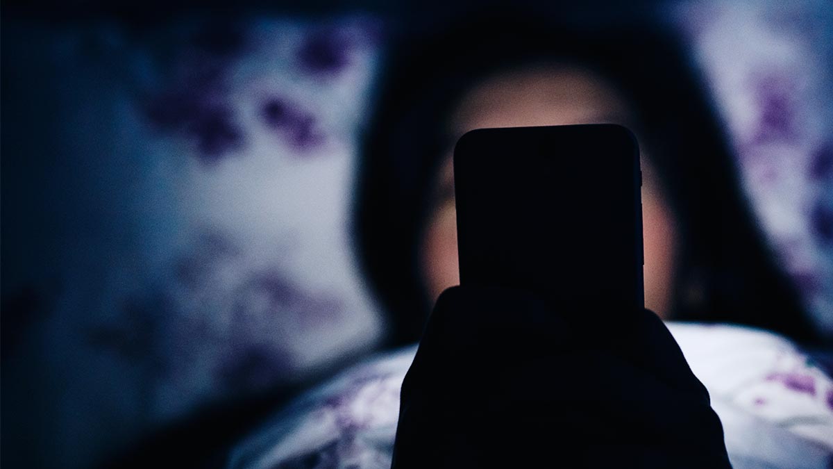 Why You Need To Stop Bringing Your Smartphone To Bed