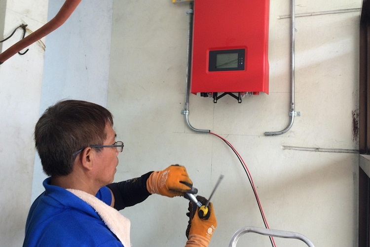 Is a Hybrid Solar Inverter Worth It with Time-of-Use Electricity Rates?