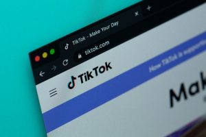 Why Social Media Morning Routines Are Mostly Fake, and How To Use a TikTok Downloader To Build a Real One